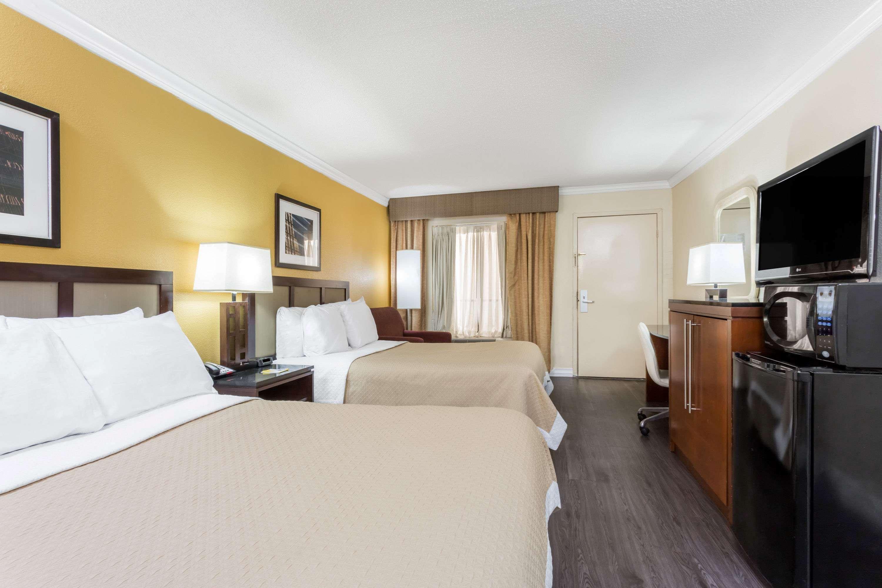 Days Inn By Wyndham Pensacola - Historic Downtown Bagian luar foto