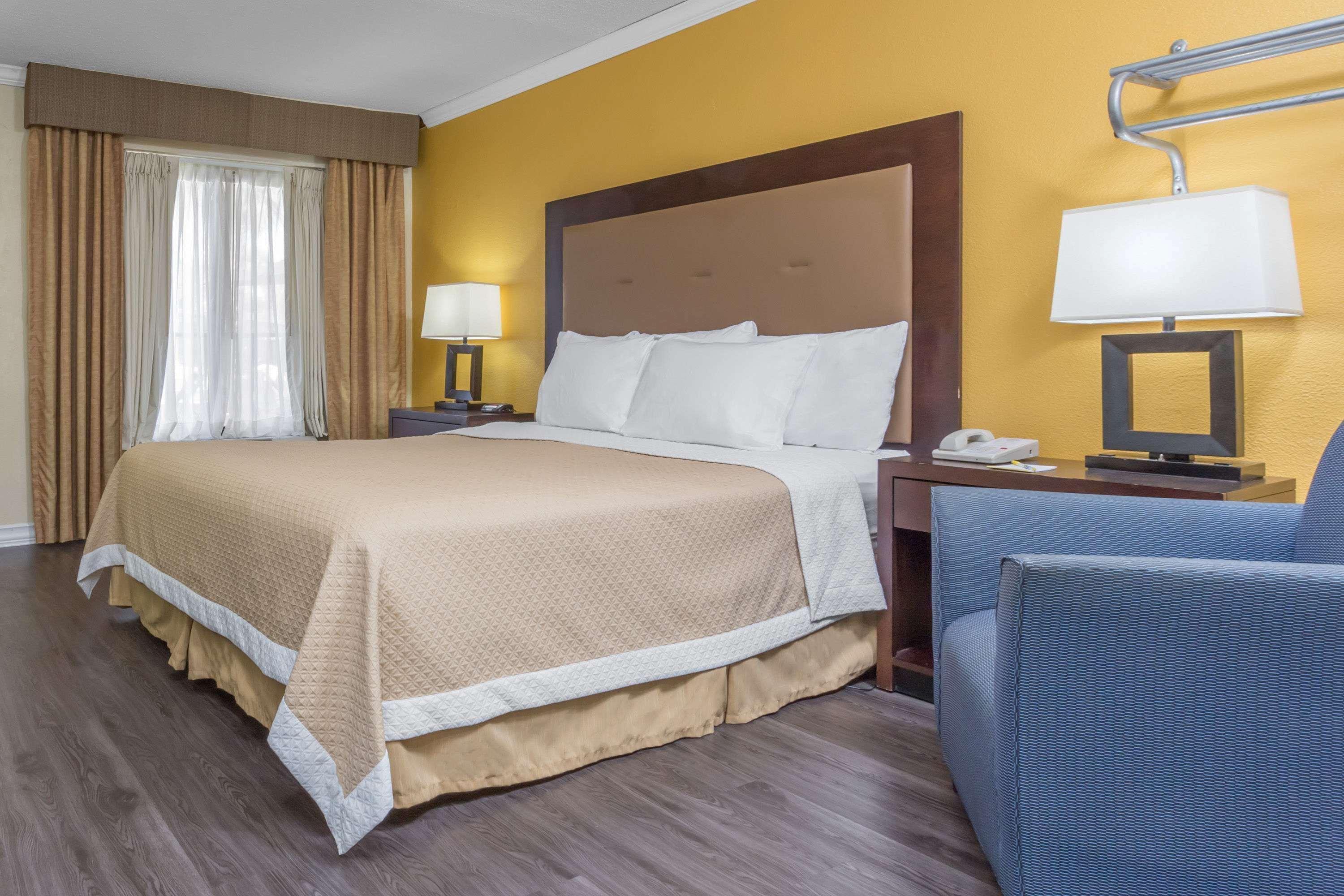 Days Inn By Wyndham Pensacola - Historic Downtown Bagian luar foto