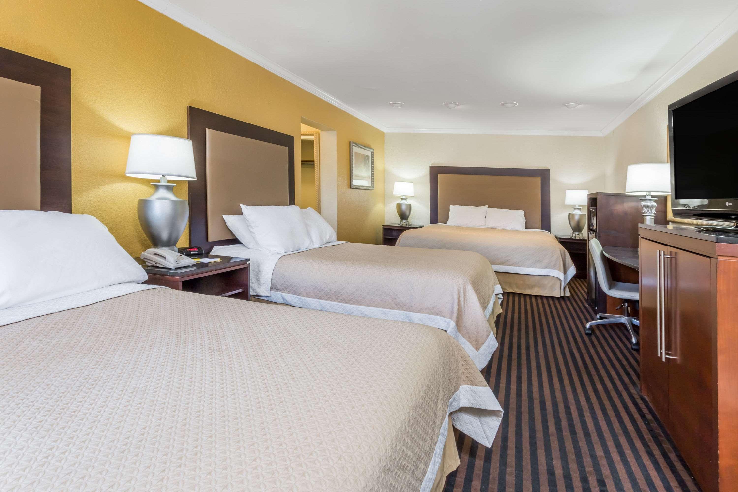Days Inn By Wyndham Pensacola - Historic Downtown Bagian luar foto