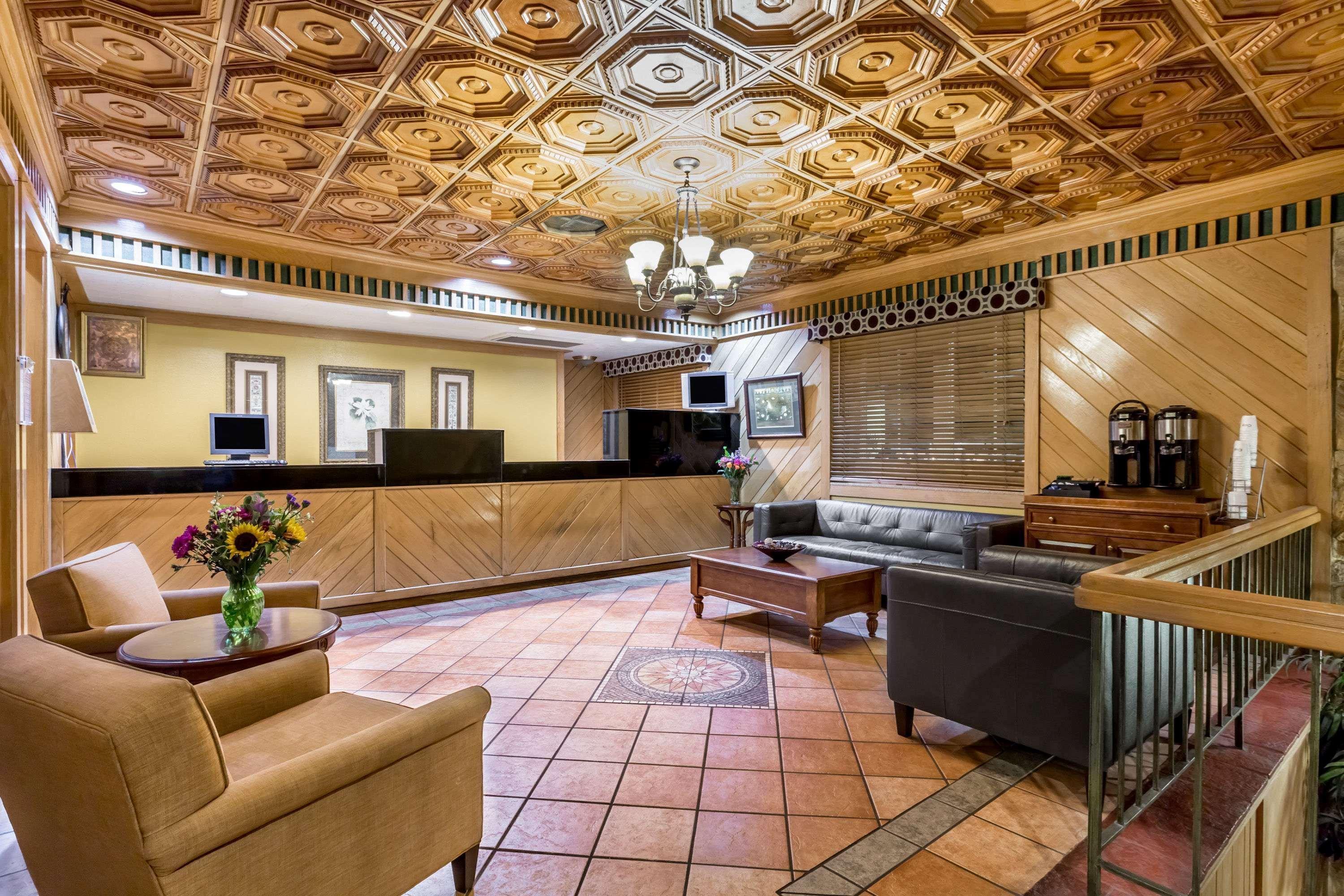 Days Inn By Wyndham Pensacola - Historic Downtown Bagian luar foto