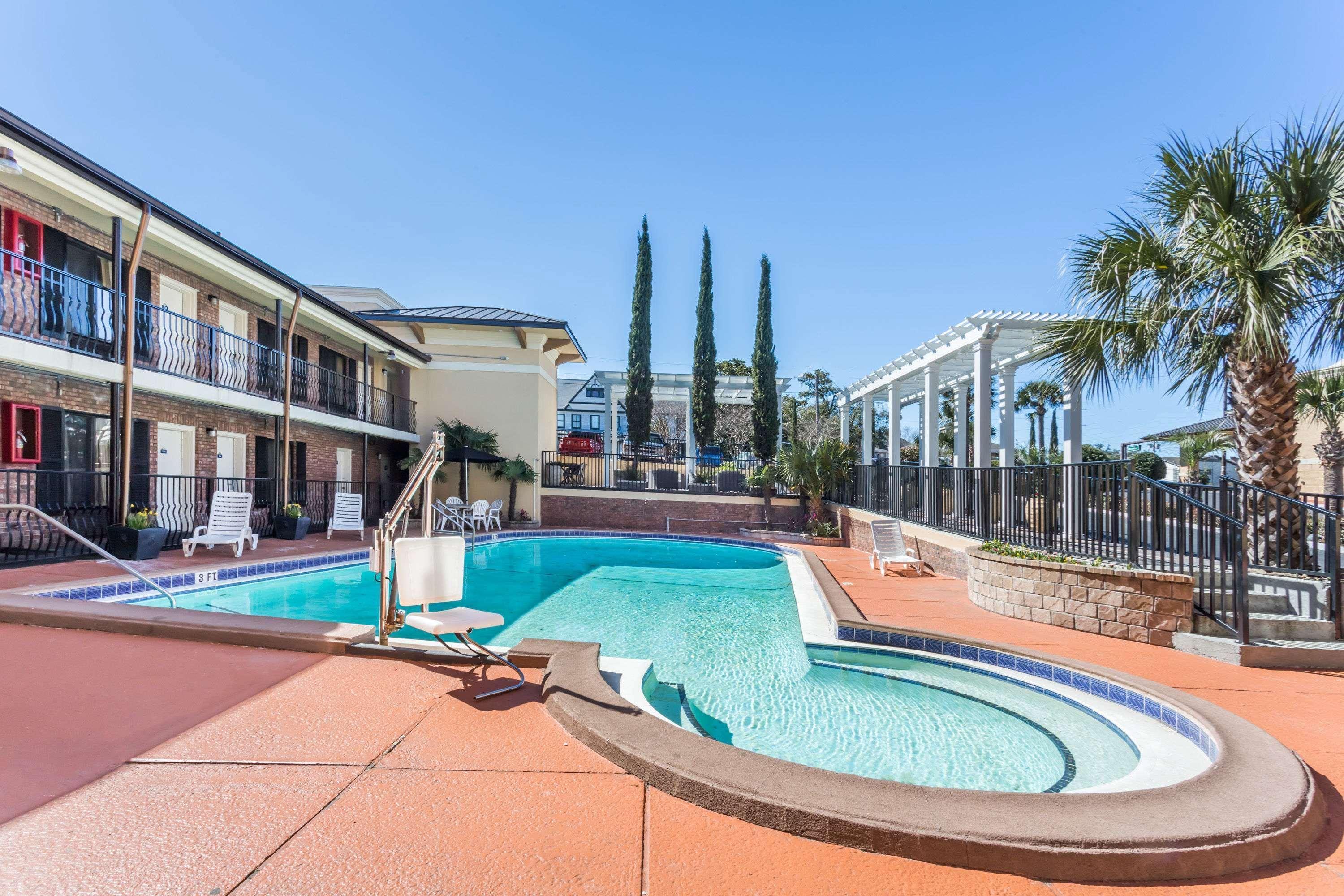 Days Inn By Wyndham Pensacola - Historic Downtown Bagian luar foto