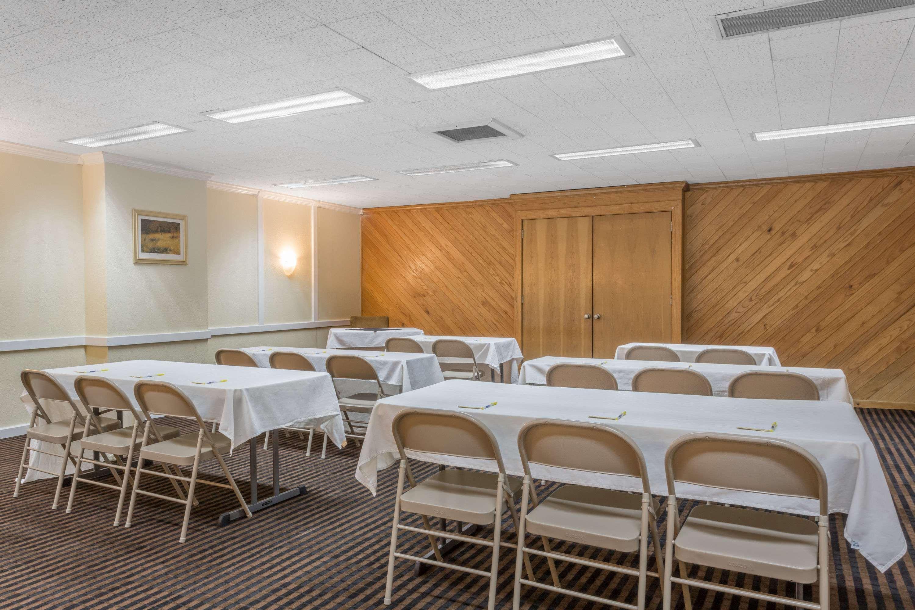 Days Inn By Wyndham Pensacola - Historic Downtown Bagian luar foto