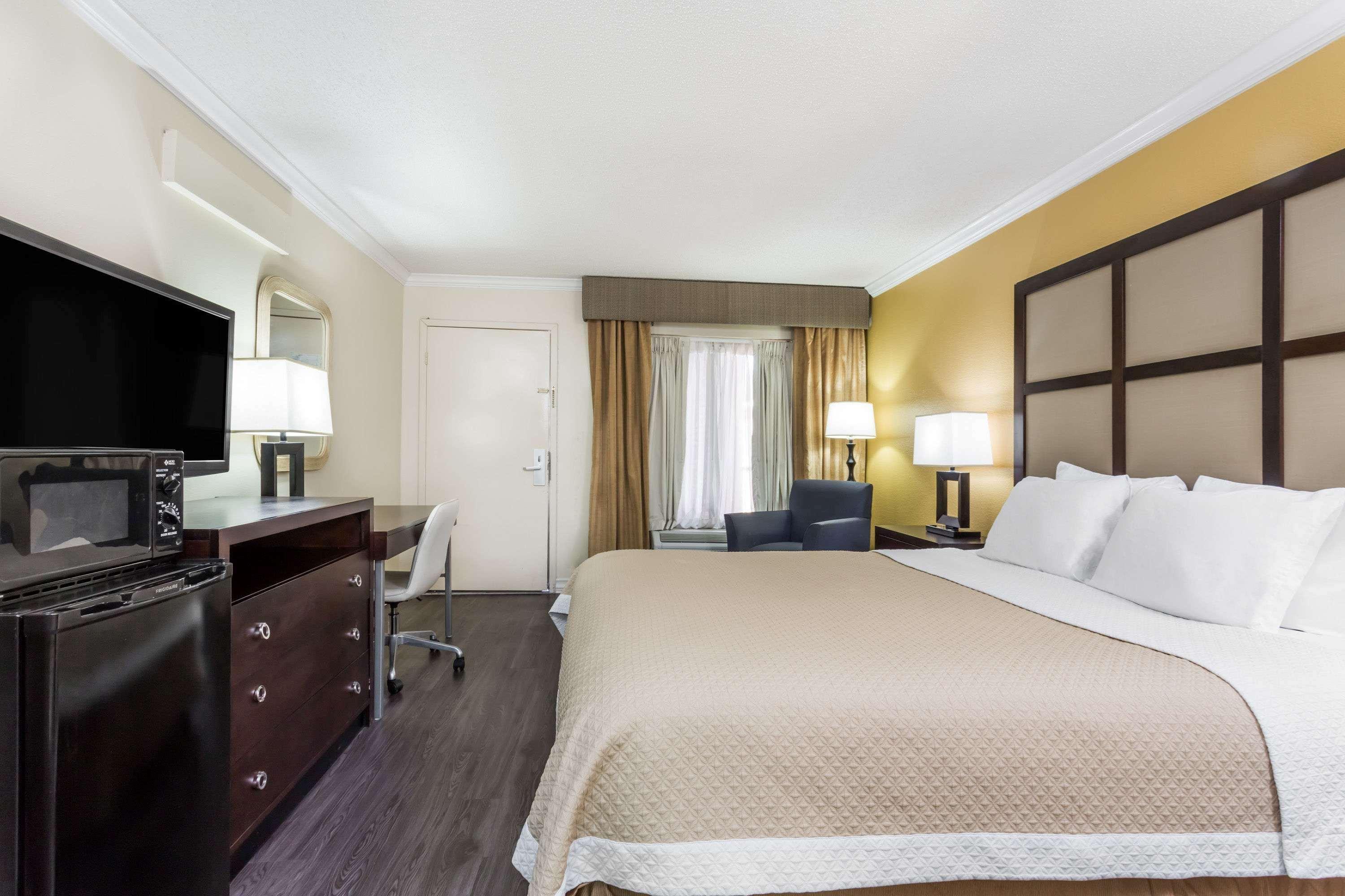 Days Inn By Wyndham Pensacola - Historic Downtown Bagian luar foto