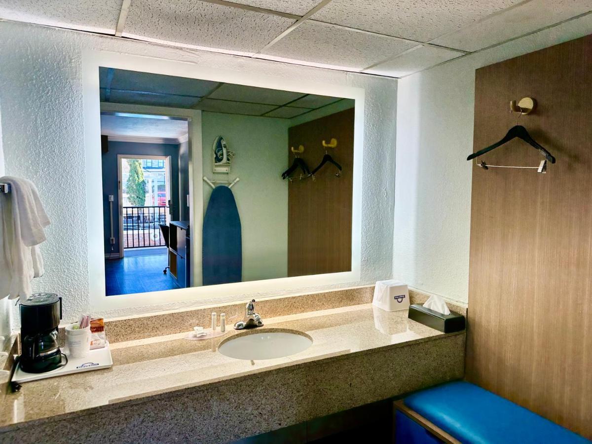 Days Inn By Wyndham Pensacola - Historic Downtown Bagian luar foto
