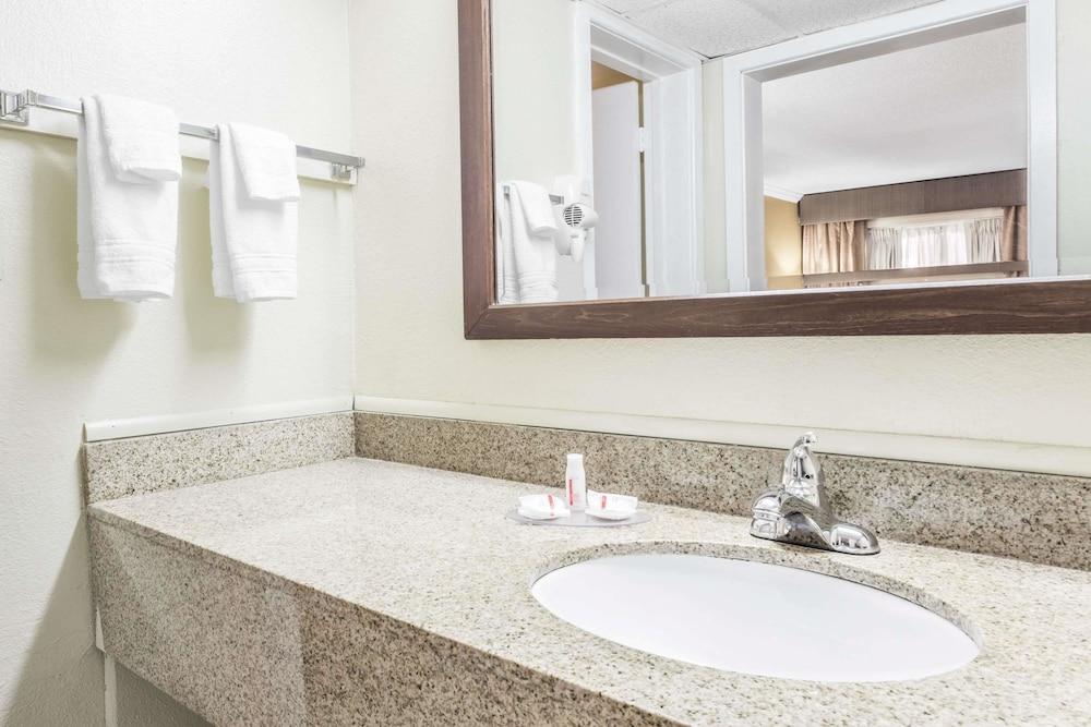 Days Inn By Wyndham Pensacola - Historic Downtown Bagian luar foto
