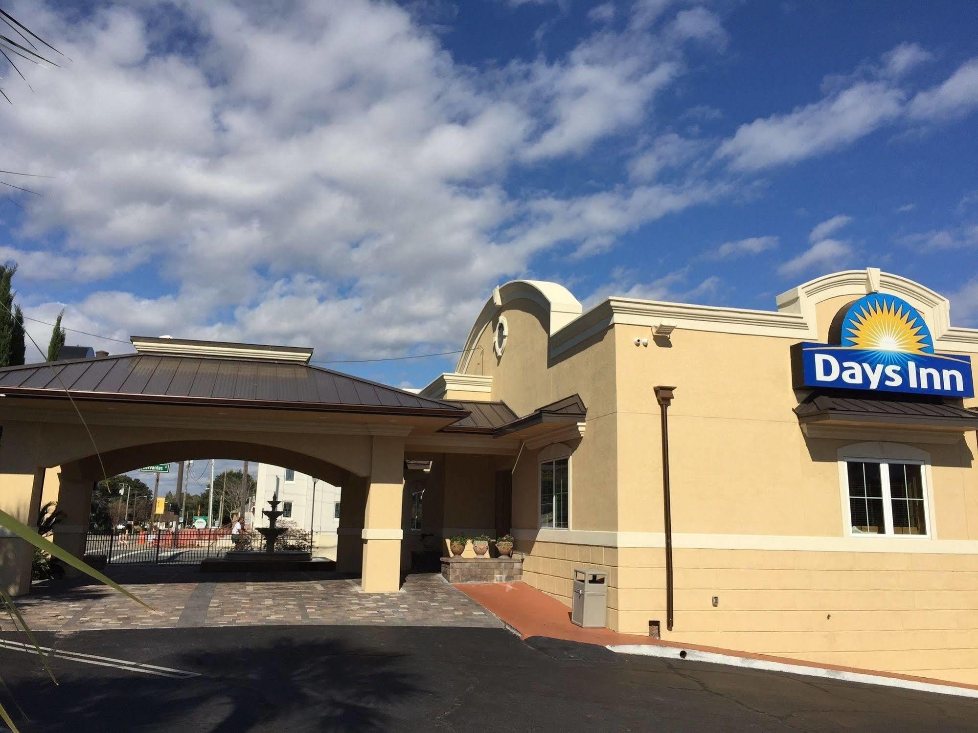Days Inn By Wyndham Pensacola - Historic Downtown Bagian luar foto