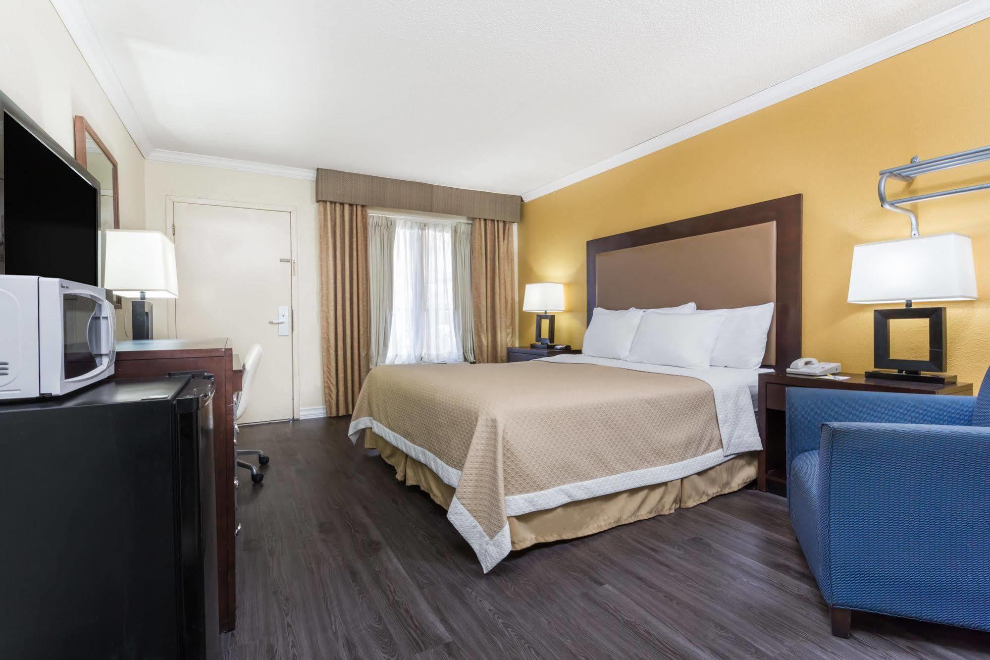 Days Inn By Wyndham Pensacola - Historic Downtown Bagian luar foto