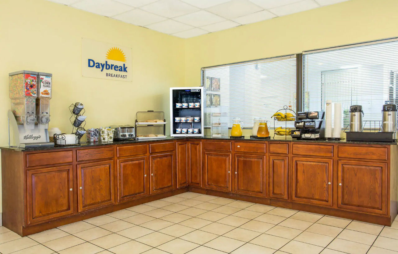 Days Inn By Wyndham Pensacola - Historic Downtown Bagian luar foto